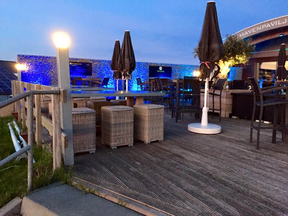 Terras in de avond met sfeerverlichting en luidsprekers