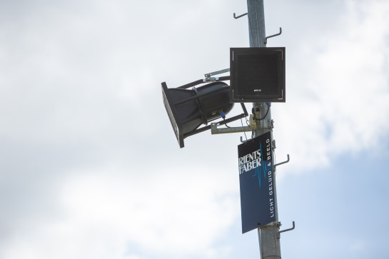 Geluidssysteem voor sportveld Geluidssysteem voor sportveld