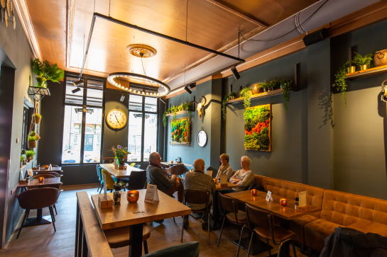 Geavanceerde geluidsapparatuur voor restaurants van Rients Faber Geavanceerde geluidsapparatuur voor restaurants van Rients Faber
