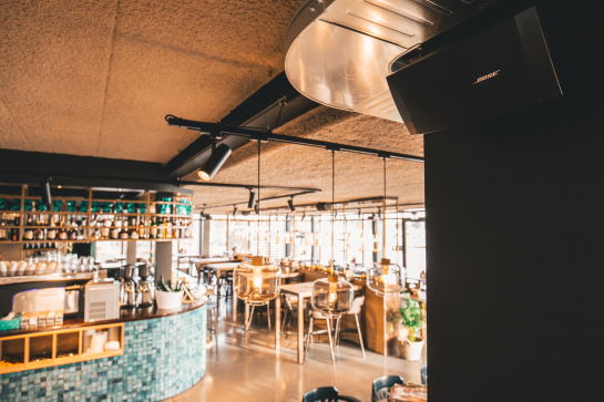 Restaurant met hoogwaardige geluidsinstallatie Restaurant met hoogwaardige geluidsinstallatie