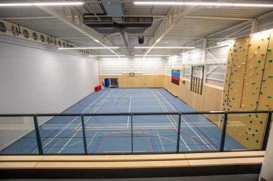 Professionele geluidsapparatuur in sporthal door Rients Faber