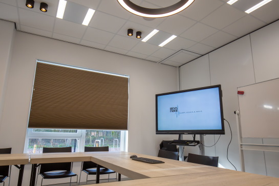 Rients Faber verzorgt geluidsinstallaties voor scholen Rients Faber verzorgt geluidsinstallaties voor scholen