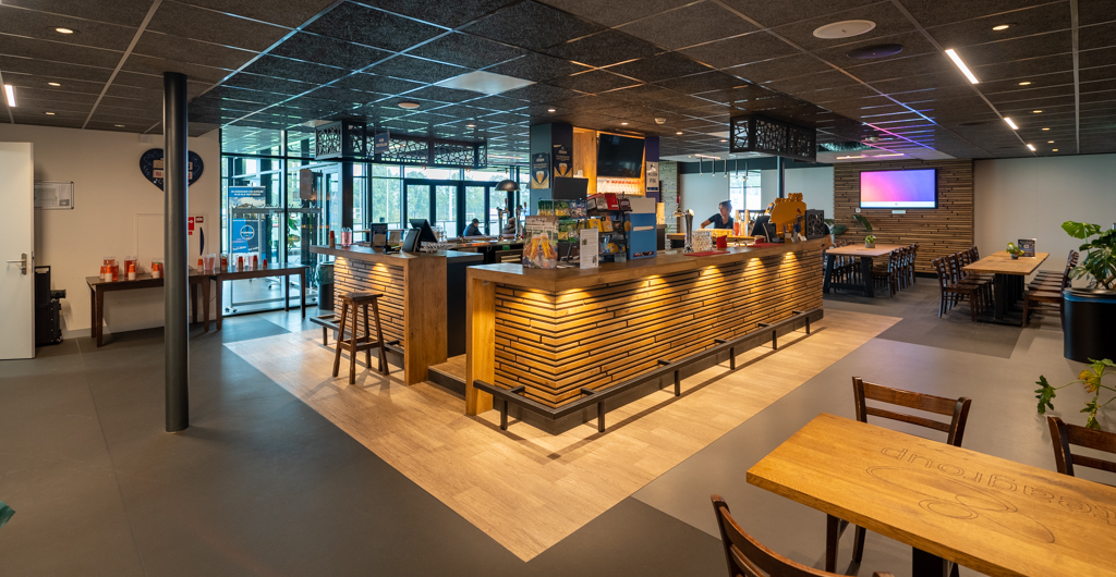 Geluidsinstallatie in de kantine installeren Geluidsinstallatie in de kantine installeren